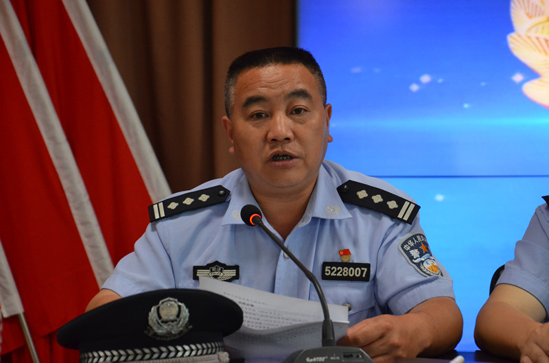 28-杨福学主任宣读方案.jpg