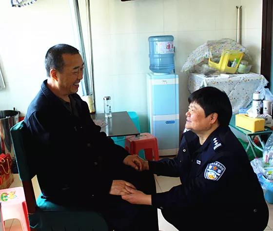 不离不弃陪伴丈夫.jpg
