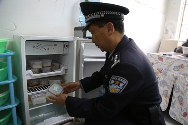查看食品留样.JPG