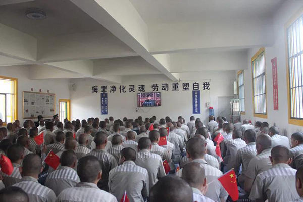 罪犯收看国庆阅兵式.jpg