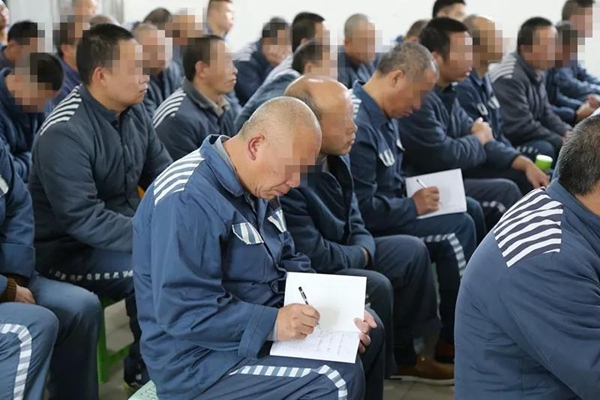 服刑人员认真聆听.jpg