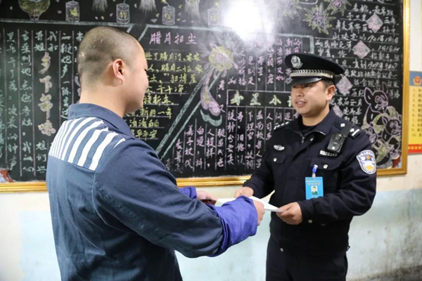 将裁定书交到他手上.jpg