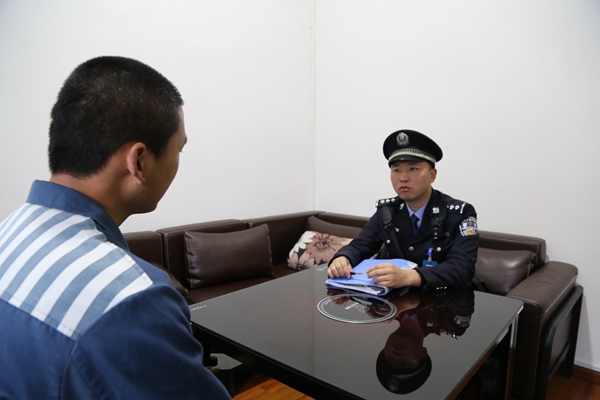 民警谈话教育.JPG