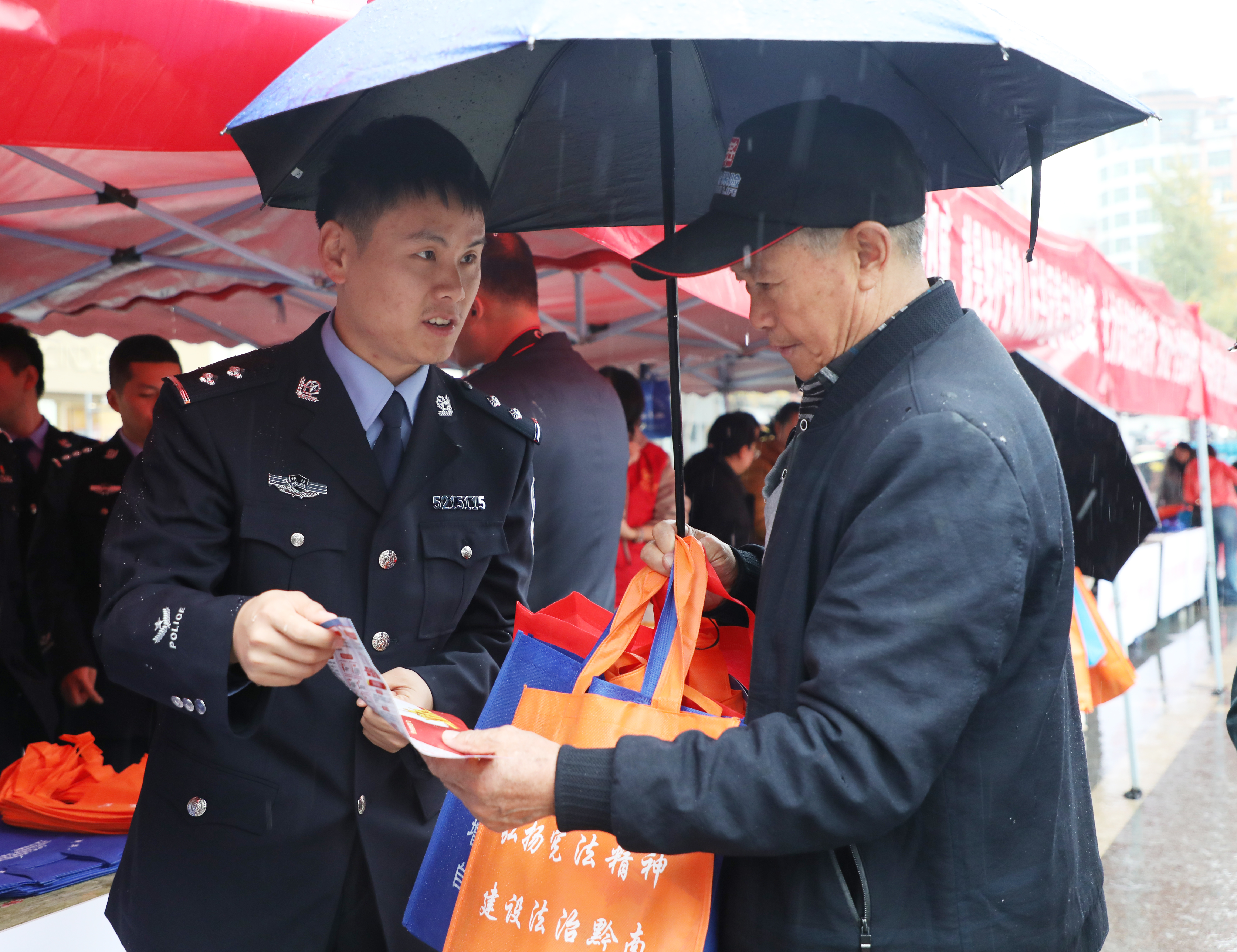 国家宪法日丨桐州监狱团委开展宪法宣传活动，向群众发放宪法知识手册
