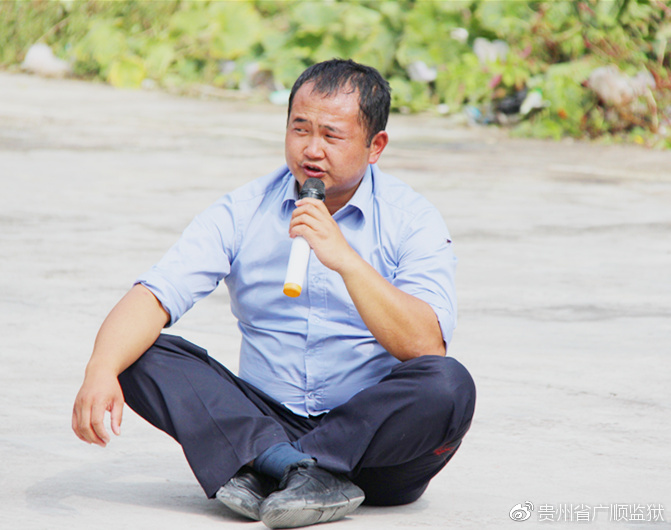 监区长刘玉成与其他同志分享体会