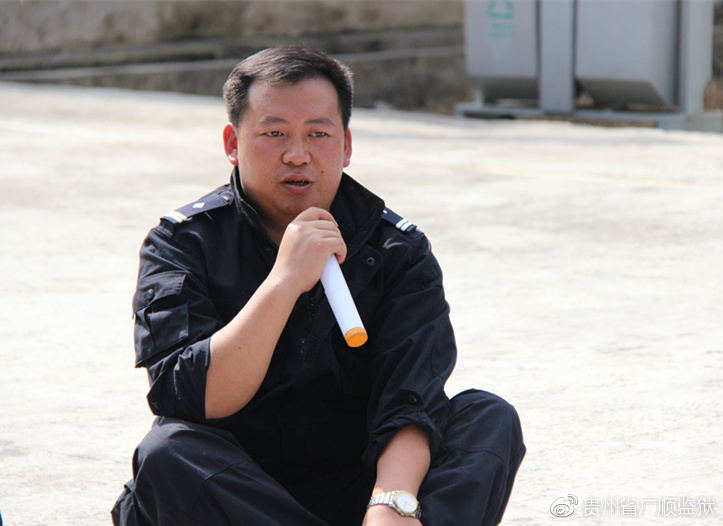 教导员杨承鑫与其他同志分享体会
