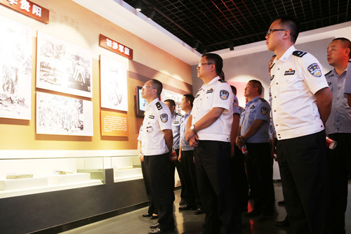 参观纪念馆_.jpg