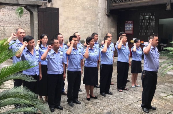 带领党员进行入党宣誓_副本.jpg
