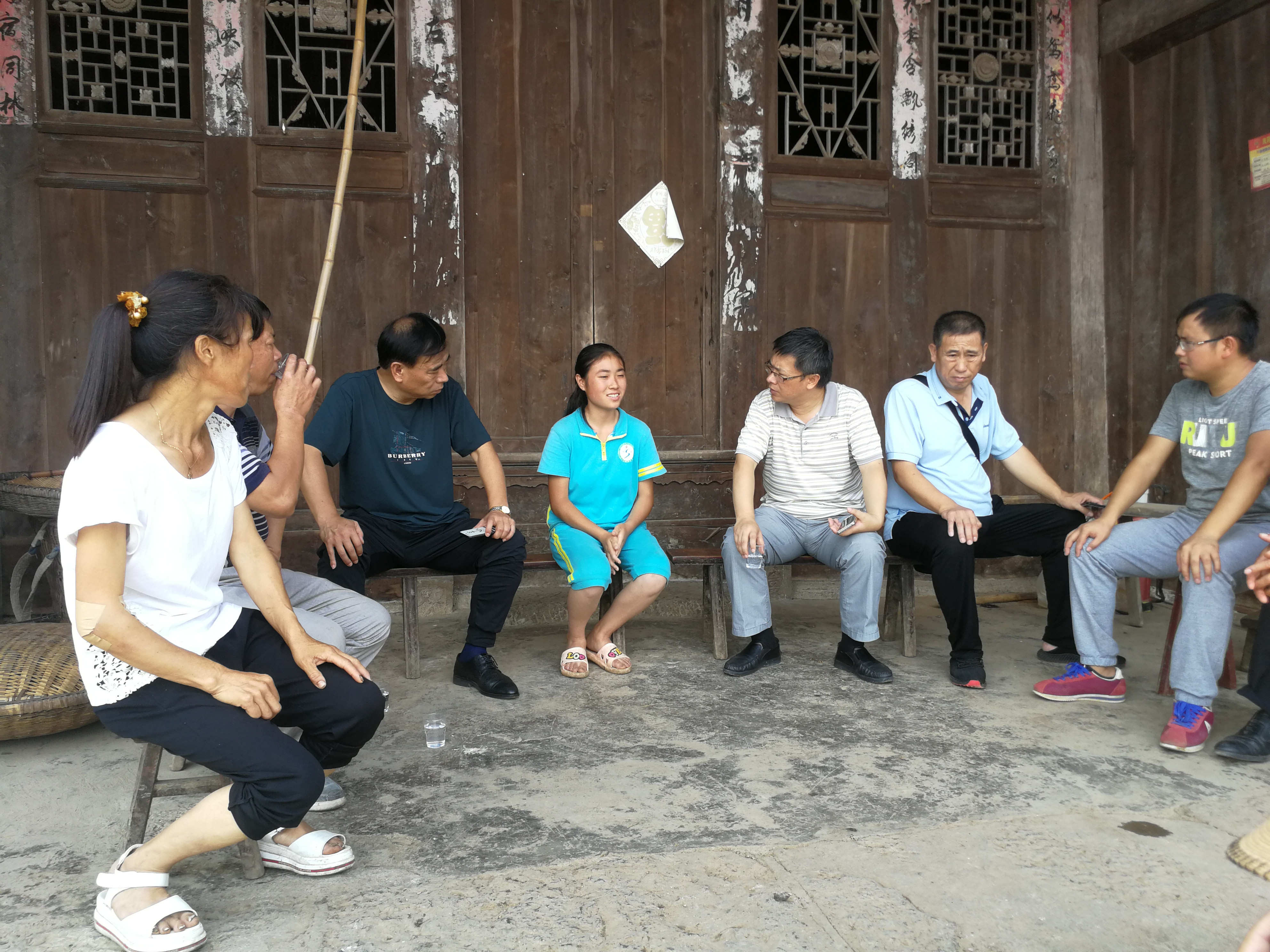丁健主任走访慰问胡海燕（胡海燕右四）.jpg