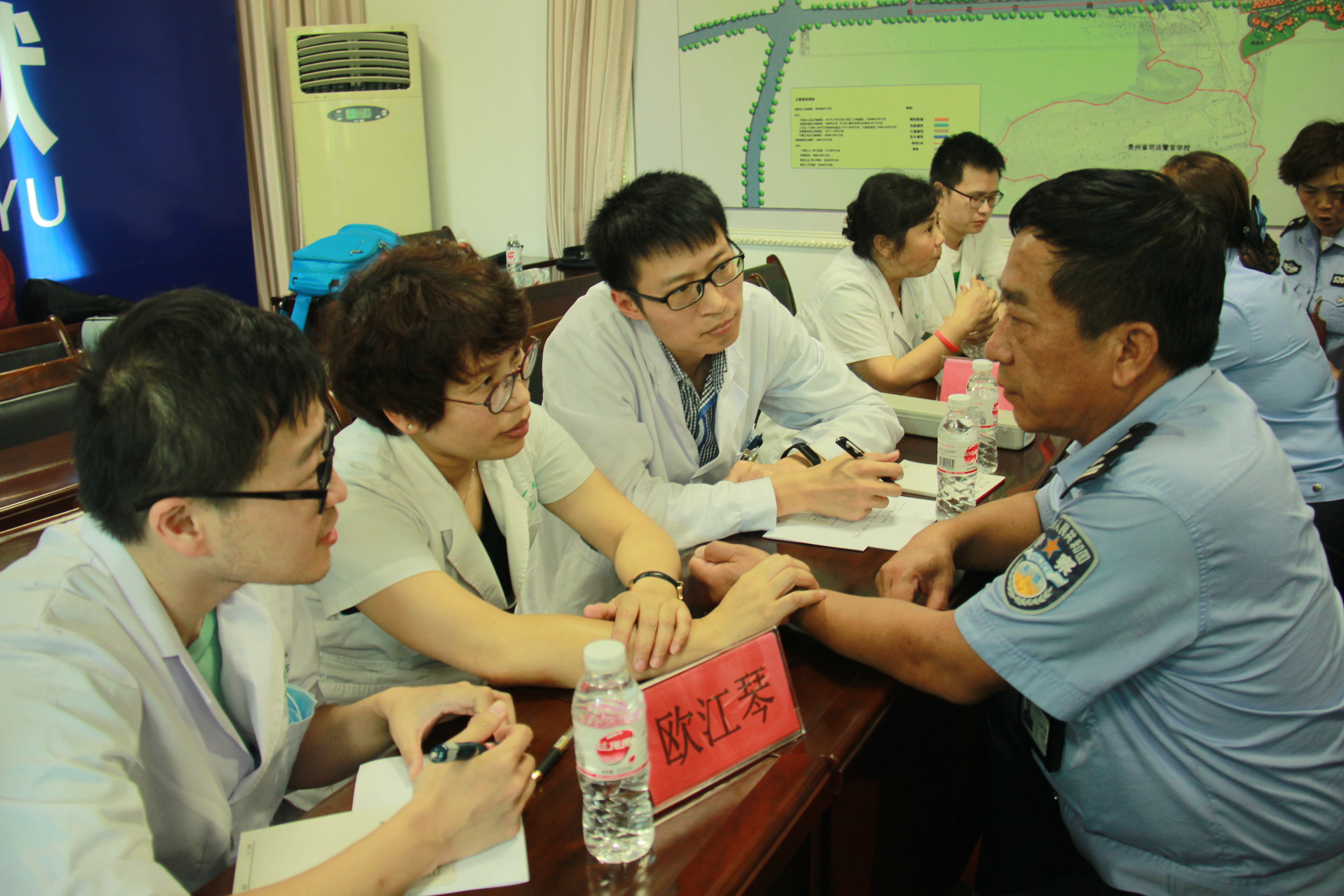 为干警认真诊断.JPG