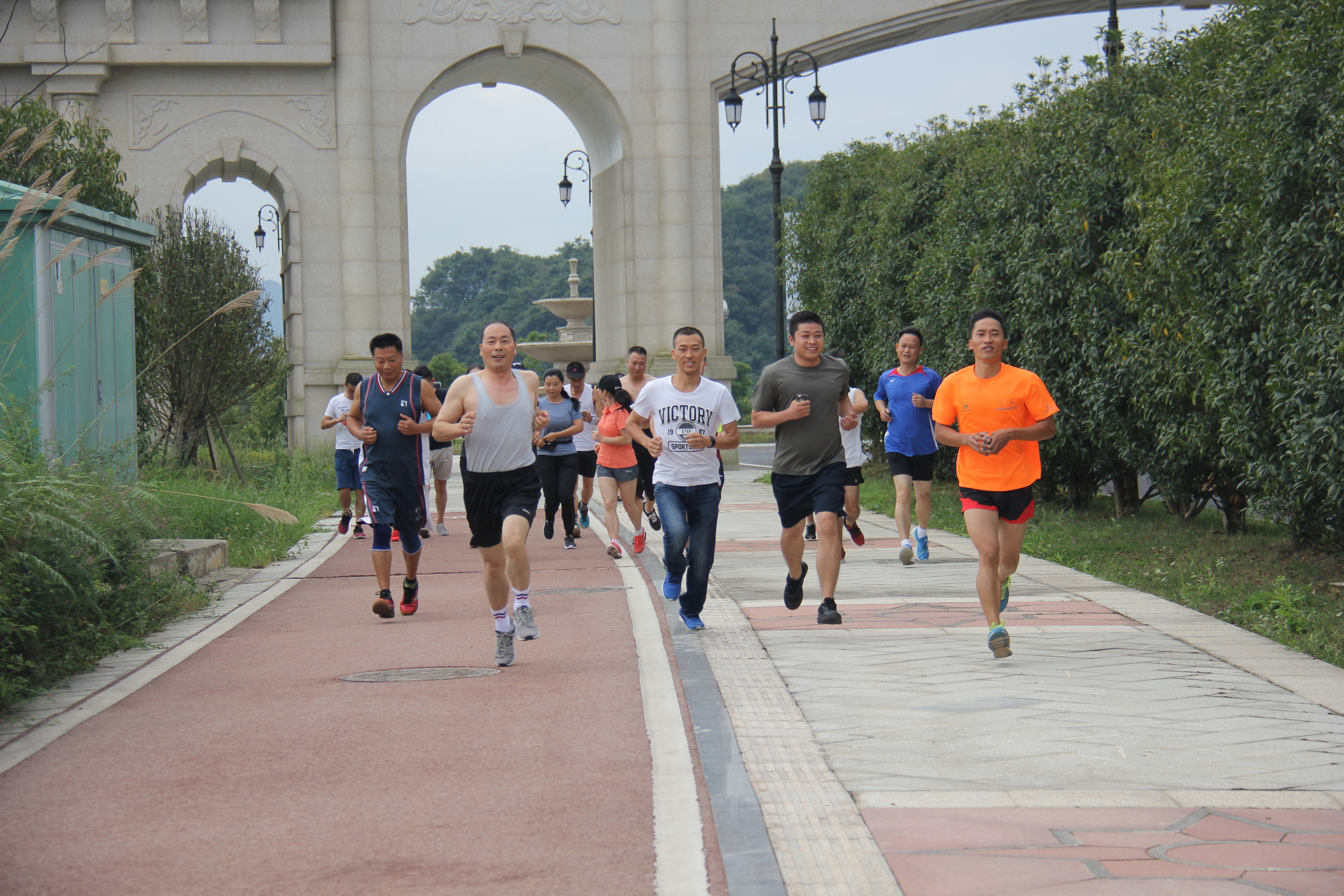 路跑选手出发.JPG