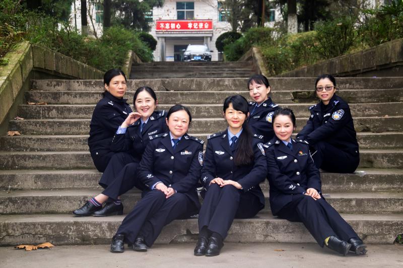 后勤科女干警照片.jpg