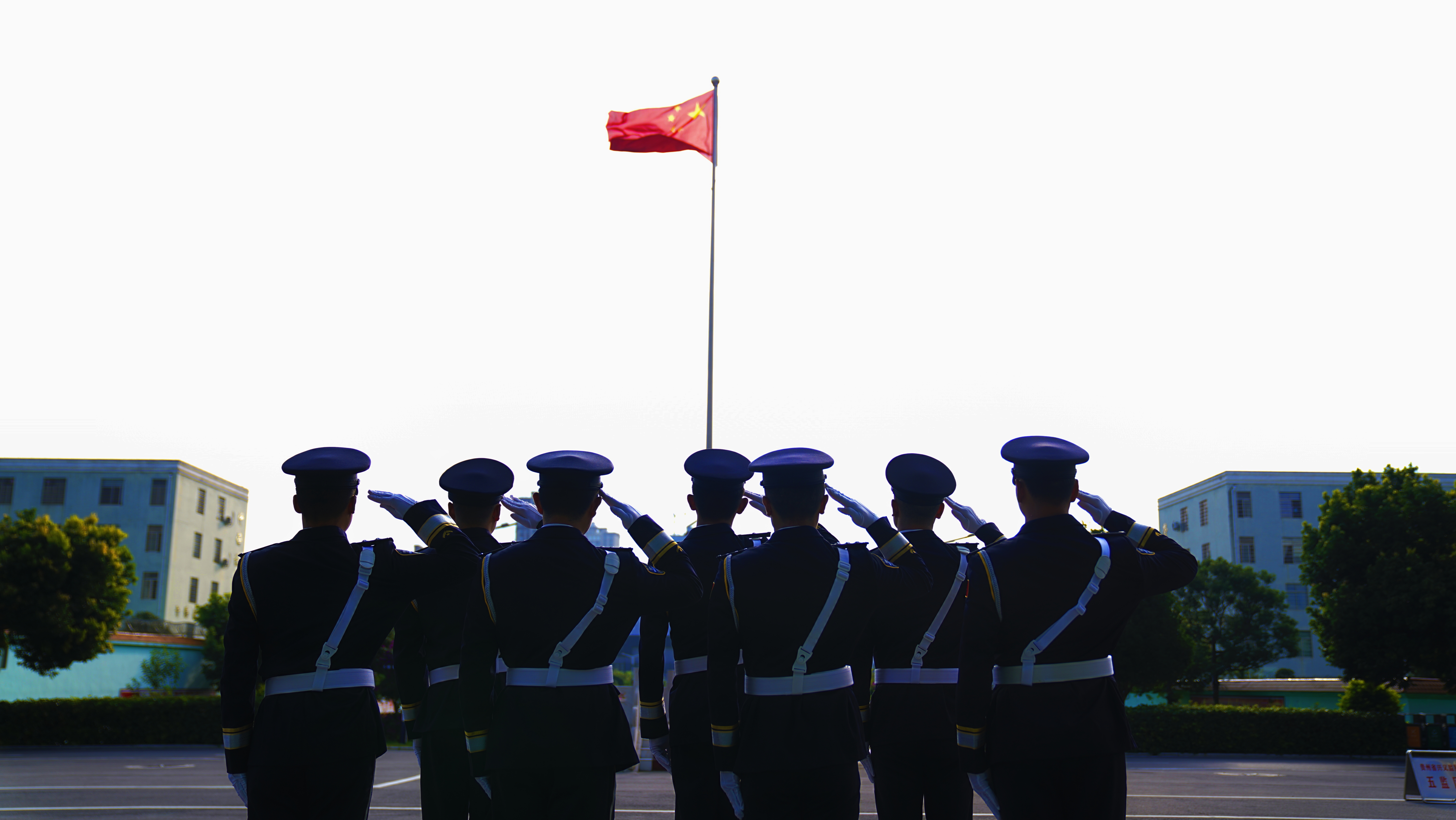 向国旗敬礼