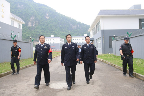 吴道明副局长到铜仁监狱调研.jpg
