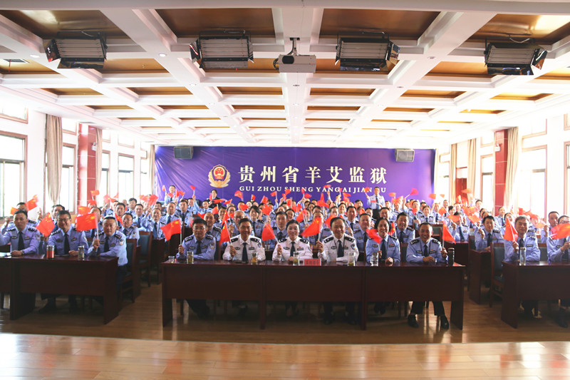 集体红旗合照_.jpg