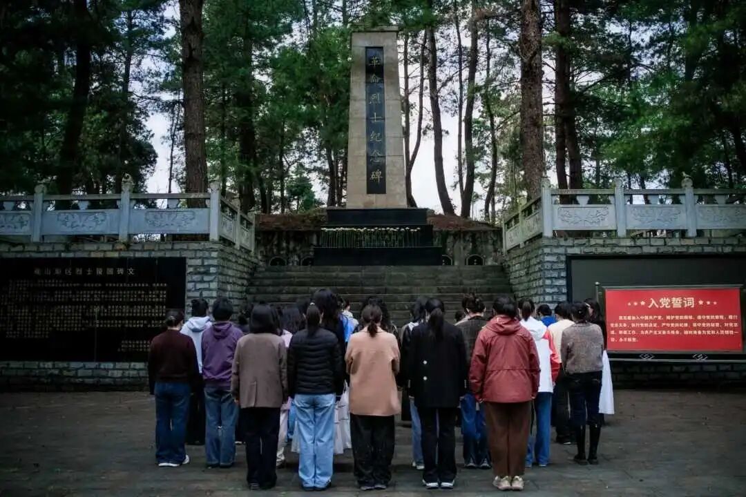 追思先烈铭使命 巧手艺花沐芳华