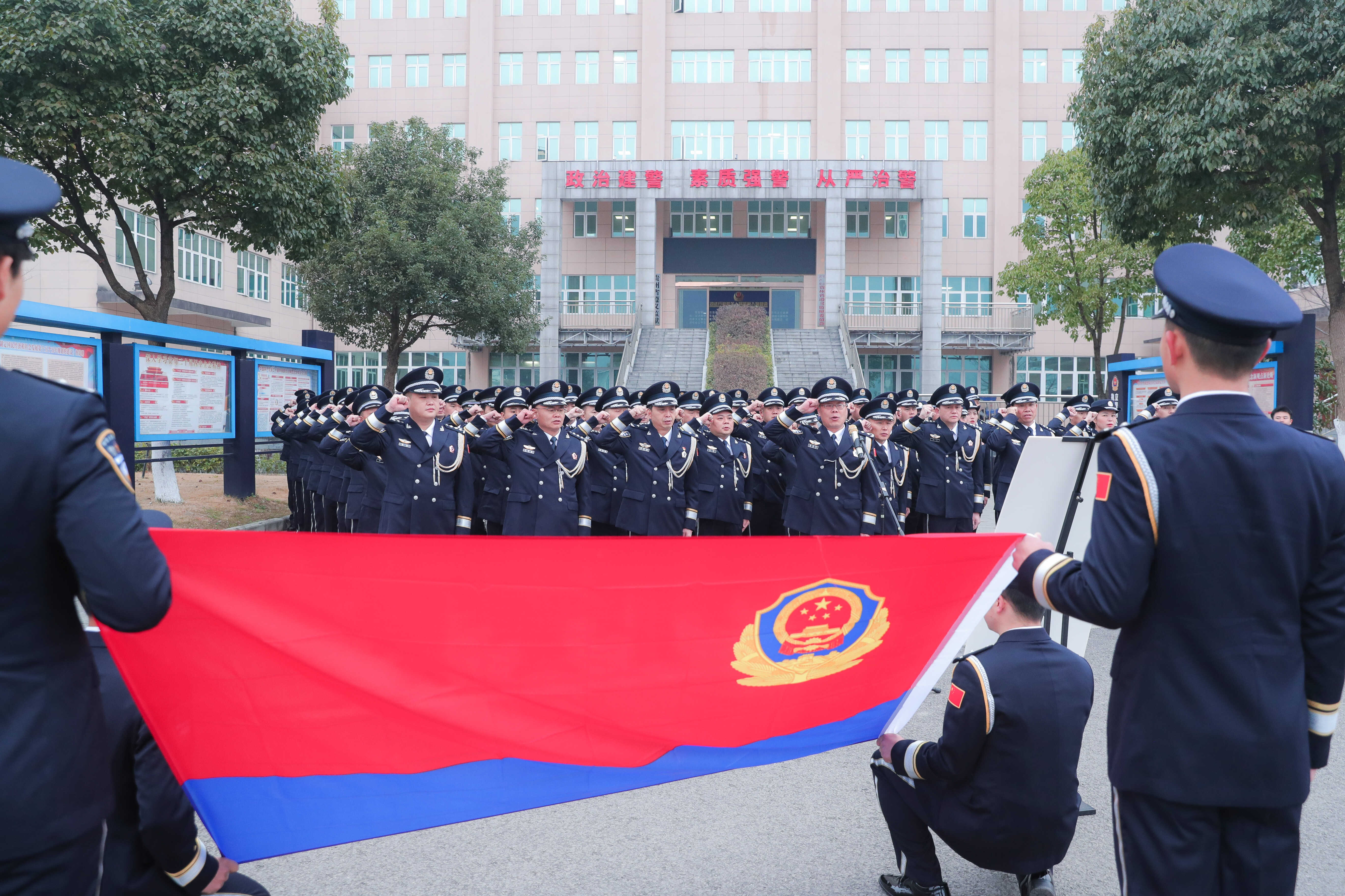 警察节特辑丨从警岁月长，警徽映时光