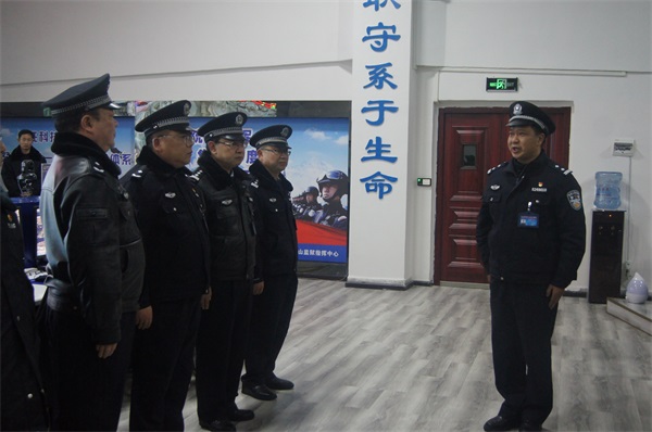 黄翾副监狱长作“零点报告”.JPG