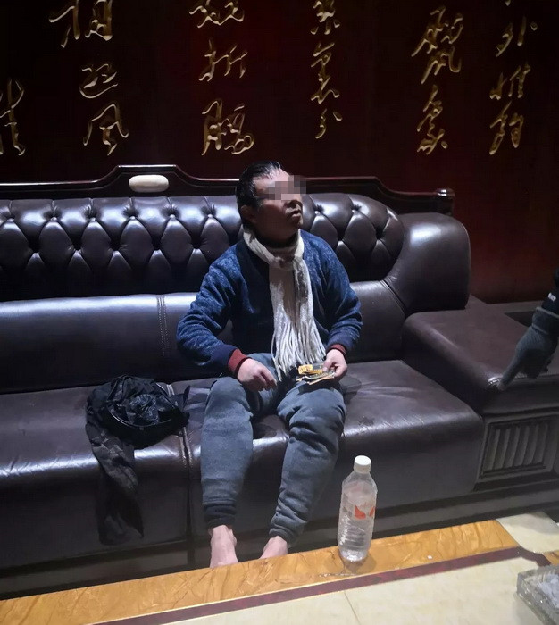 民警们担心流浪汉挨饿，给他带来食物和水.jpg