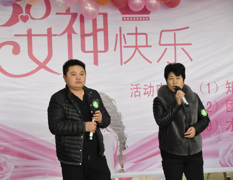 张志英（右一）参加“三八”节活.JPG