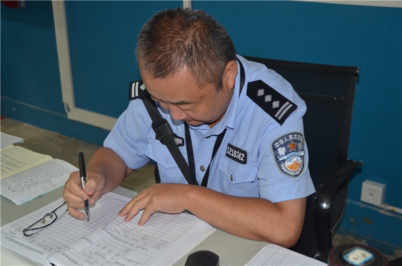 一监区值班民警.JPG