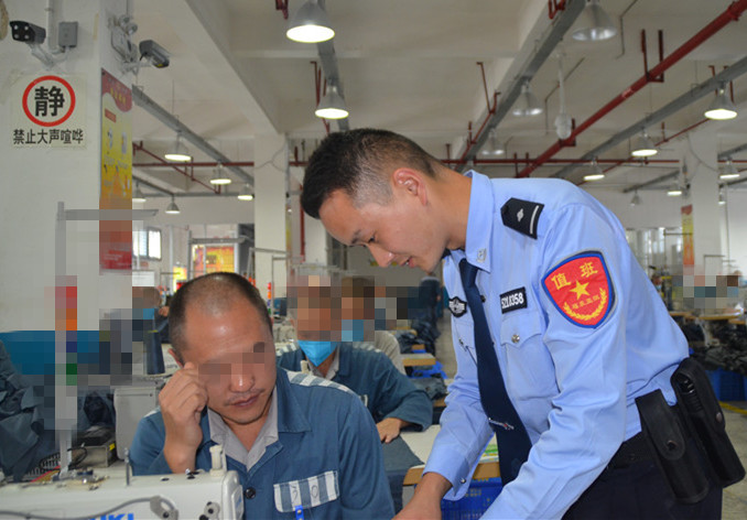 值班民警.JPG