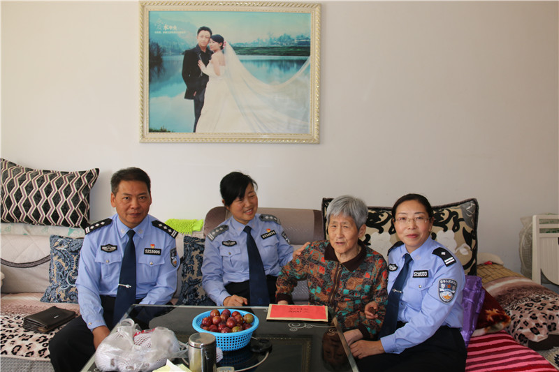 慰问劳模胡永明家属.JPG