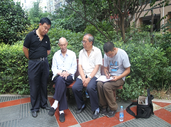 图为采访陈仲瑜老同志_副本.jpg