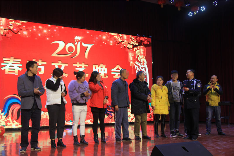 特殊亲情帮教环节一家老小九个人给服刑人员马某一个惊喜圆他照一张全家福的梦.JPG