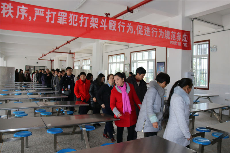 参观监舍餐厅.jpg
