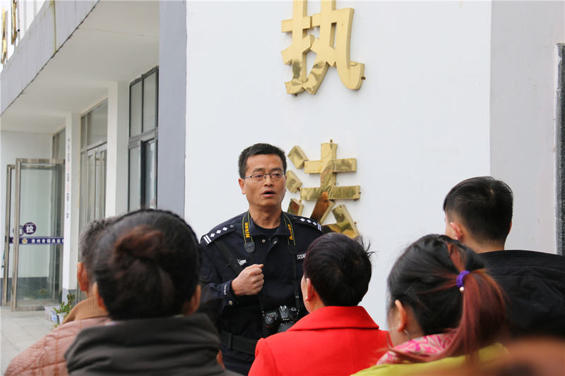 活动负责人为服刑人员家属讲解有关纪律.jpg