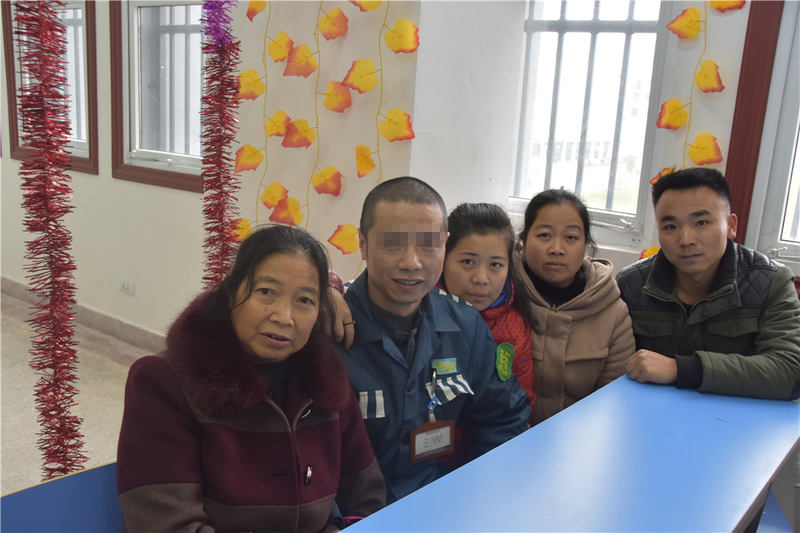 帮教会后与亲人合影1.jpg