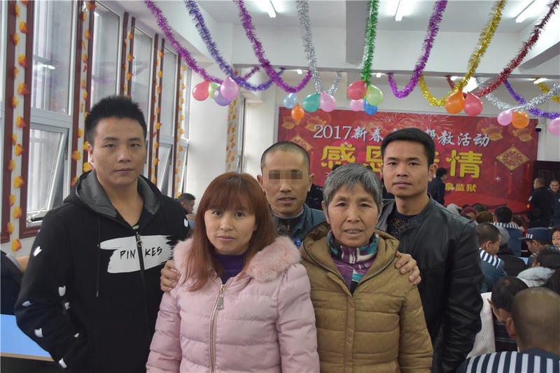 帮教会后与亲人合影2.jpg