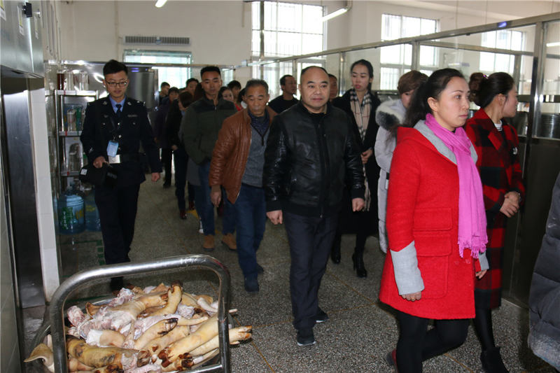 参观服刑人员食堂.jpg
