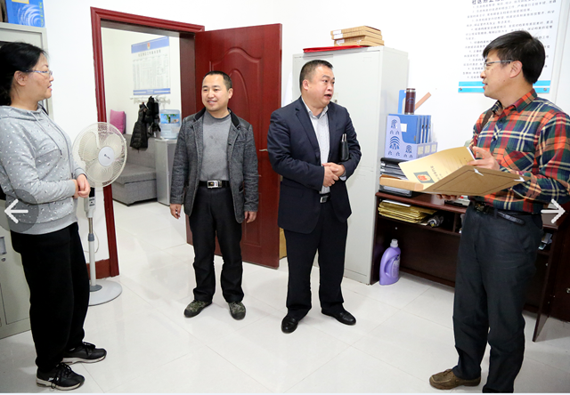 到地方司法局参观交流-右一为刘勇.png