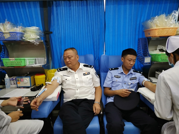 唐勇政委带头献血_副本.jpg