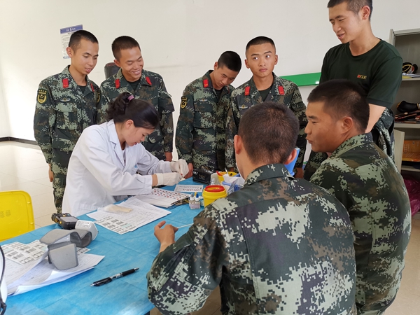 武警战士在验血_副本.jpg 武警战士在验血_副本.jpg