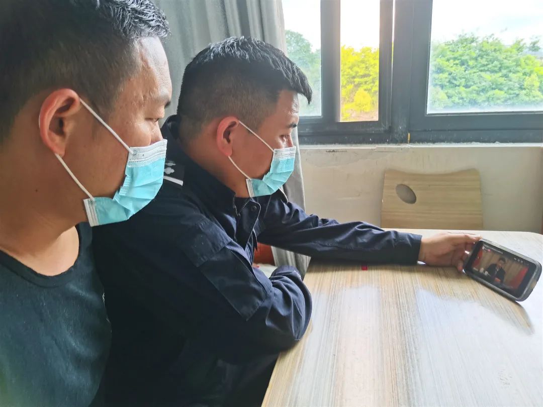 金西监狱民警收看共青团成立100周年大会认真学习会议精神