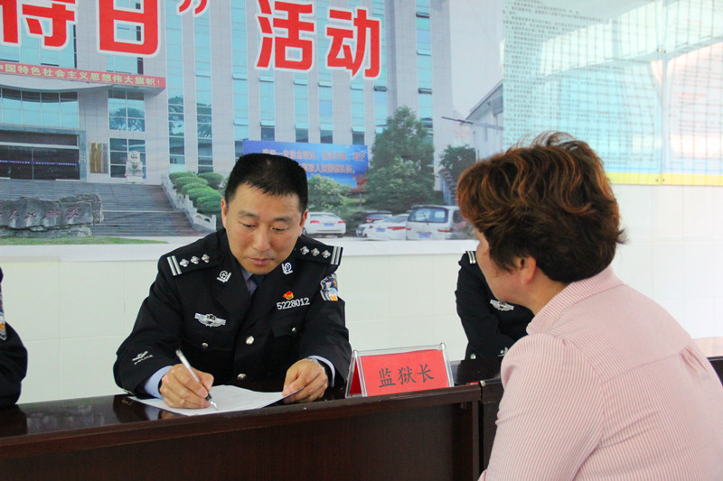 8-伍监向服刑人员家属答疑解惑.jpg