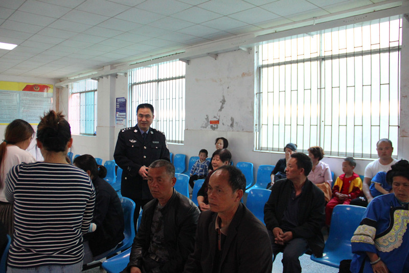 8-蒋科长向服刑人员家属介绍监狱执法管理政策.jpg