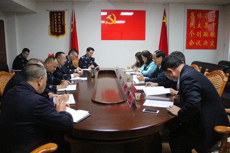 13-座谈会上_副本.jpg