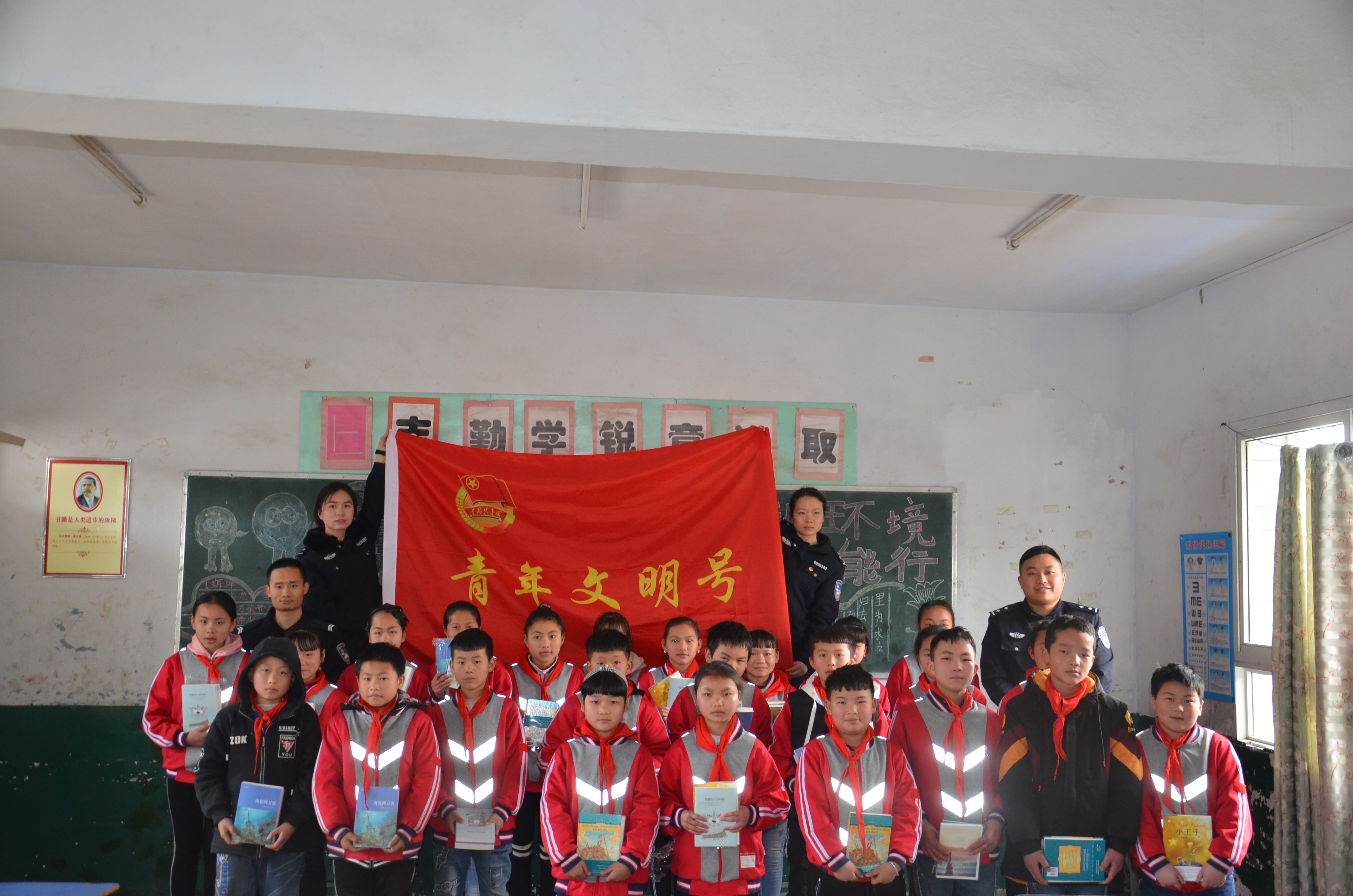 凯里监狱青年民警到农场二小开展共读活动.JPG
