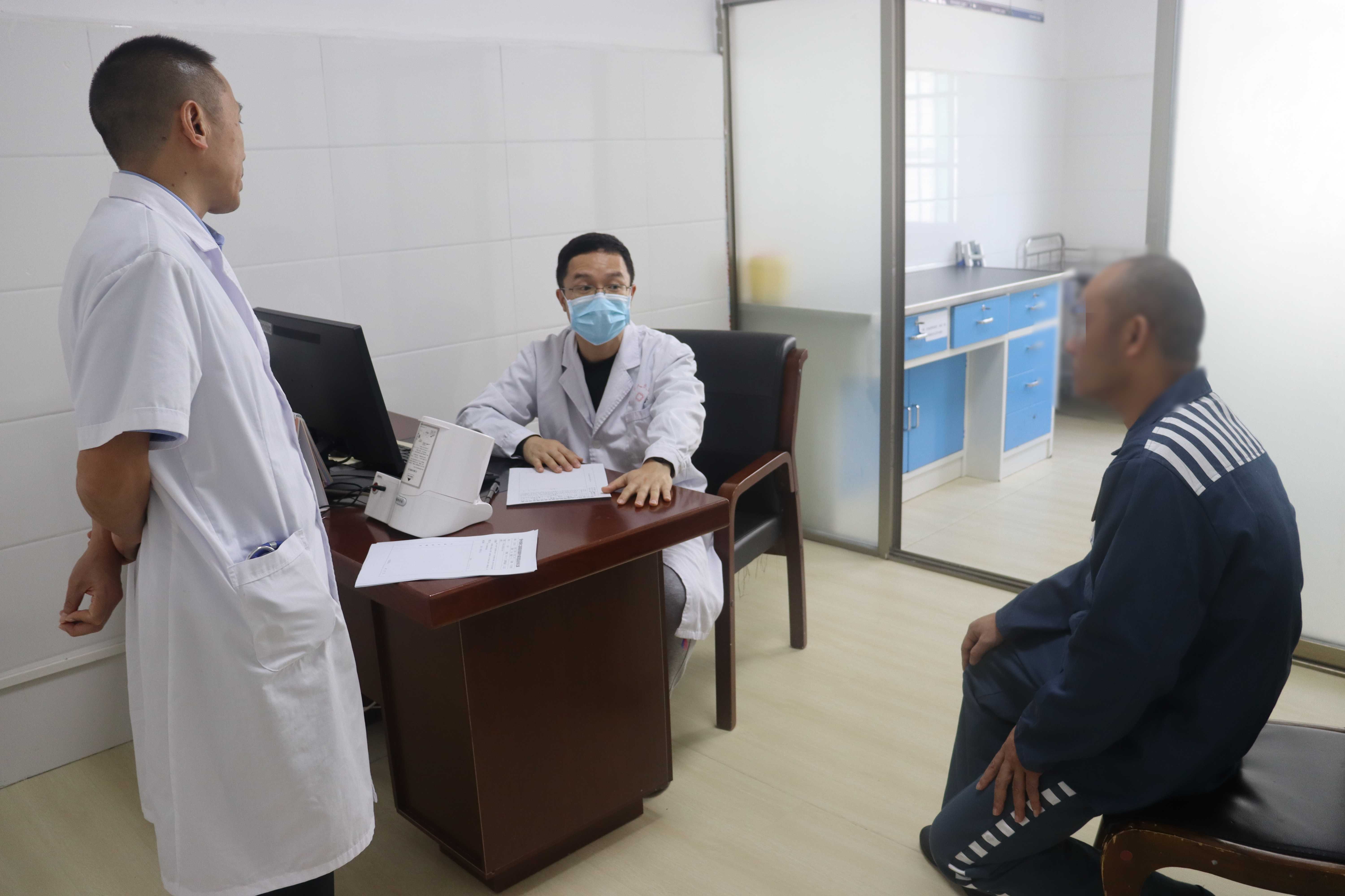 铜仁市人民医院专家组到铜仁监狱开展会诊