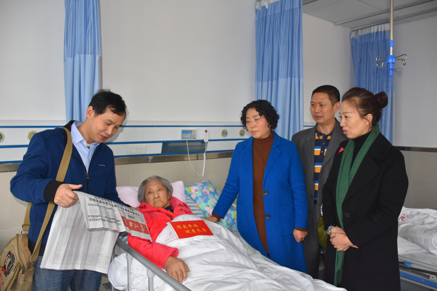 为老人宣讲会议精神.jpg