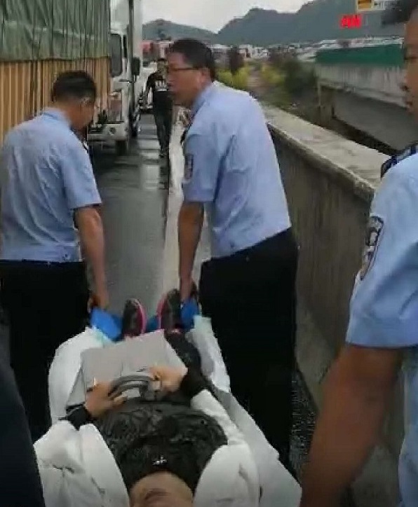 在高速公路上见义勇为.jpg
