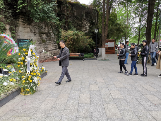 机关四支部到林青烈士墓开展祭扫活动