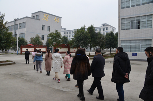 28家属进监参观.JPG